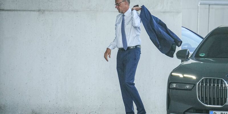 Oppositionsführer Friedrich Merz und Kanzler Olaf Scholz loten nach dem Anschlag von Solingen erneut aus, ob eine Zusammenarbeit in der Migrationspolitik möglich ist. - Foto: Kay Nietfeld/dpa