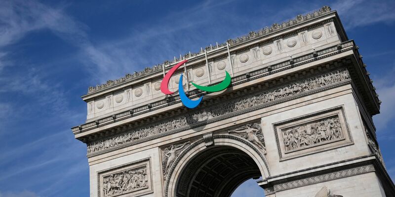 Dritte Medaille für Dressurreiterin Anna-Lena Niehues bei den Paralympics. - Foto: Christophe Ena/AP/dpa