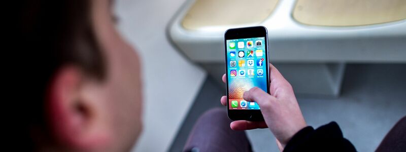 Besonders auf dem Smartphone wird häufig im Internet gesurft. (Symbolbild) - Foto: picture alliance / Hauke-Christian Dittrich/dpa