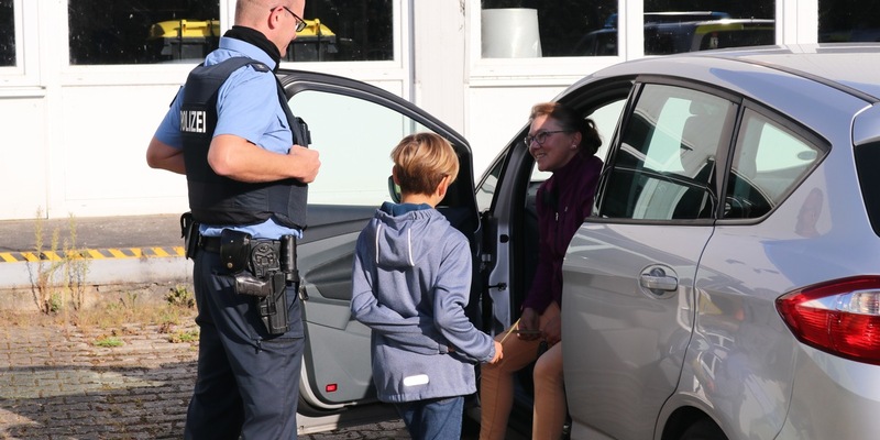 POL-KB: Edertal Bergheim - Aktion Blitz for Kids - Polizei verteilt mit Grundschülern grüne und gelbe Karten an Autofahrer - Foto: presseportal.de