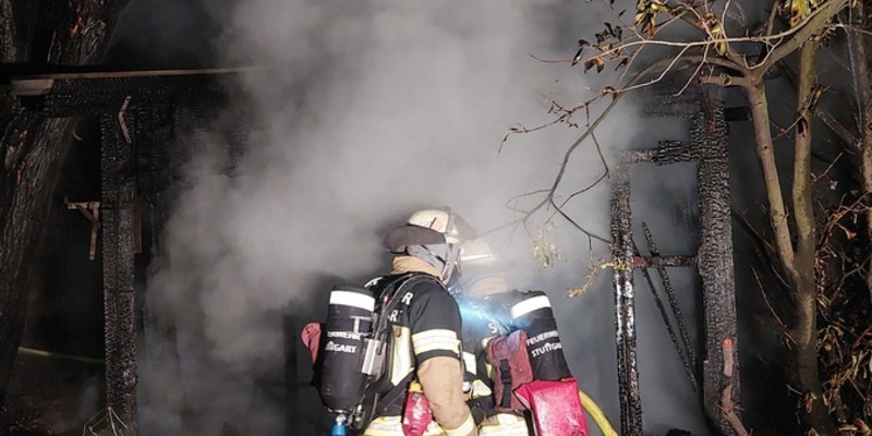 FW Stuttgart: Brand einer Gartenhütte - Foto: presseportal.de