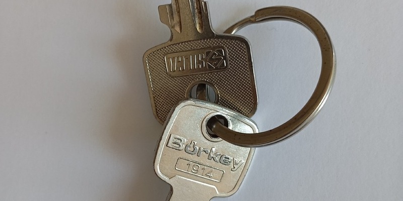 POL-CUX: Einbruch in Wohnhaus in Armstorf - unbekannte Täter entwenden PKW mit vorgefundenem Schlüssel, lassen auf der Flucht aber weitere Schlüssel zurück (Lichtbild) - Foto: presseportal.de