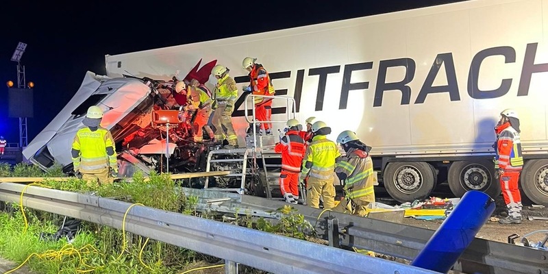 FW-GL: Aufwändige technische Rettung nach Verkehrsunfall mit einem LKW auf der Bundesautobahn 4 - Foto: presseportal.de