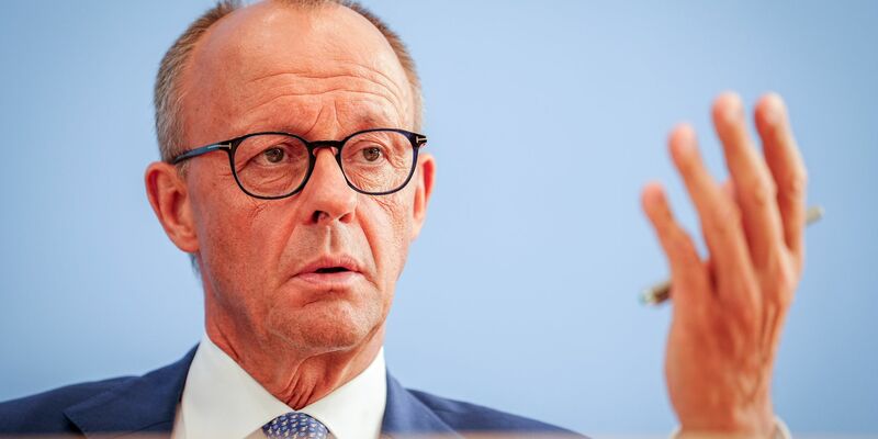 CDU-Chef Merz fordert von Kanzler Scholz nicht weniger als einen Koalitionsbruch, um die Migrationsprobleme zu lösen. - Foto: Kay Nietfeld/dpa