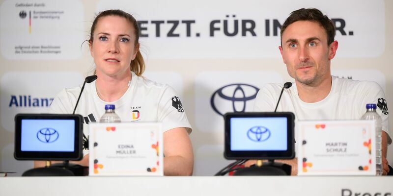 Die deutschen Fahnenträger der Paralympics von Paris sind Edina Müller und Martin Schulz. - Foto: Julian Stratenschulte/dpa