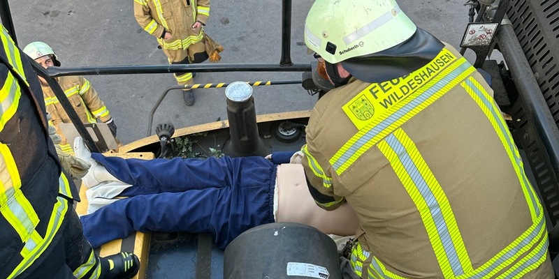 FW-OLL: Rettung aus der Höhe: Feuerwehr Wildeshausen übt Notfallrettung bei Herzstillstand auf einem Mähdrescher - Foto: presseportal.de