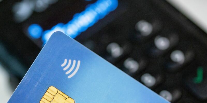 Bezahlen mit der Girocard wird immer populärer (Archivfoto). - Foto: Fernando Gutierrez-Juarez/dpa