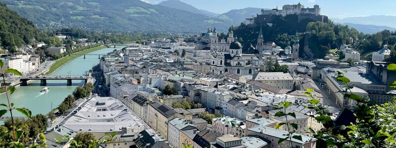 Vom Mönchsberg aus können Touristinnen und Touristen einen guten Blick auf Salzburg bekommen - die Festspiele wollen in dem Berg mehr Platz schaffen. (Archivbild) - Foto: Anita Arneitz/dpa-tmn