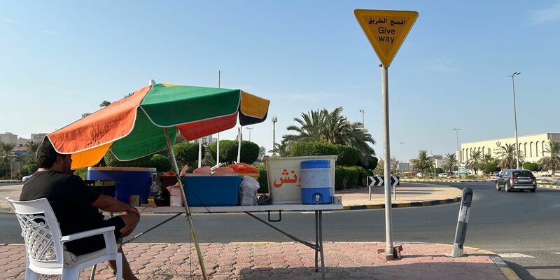 Fischer müssen auch bei hoher Hitze draußen arbeiten. - Foto: Johannes Sadek/dpa