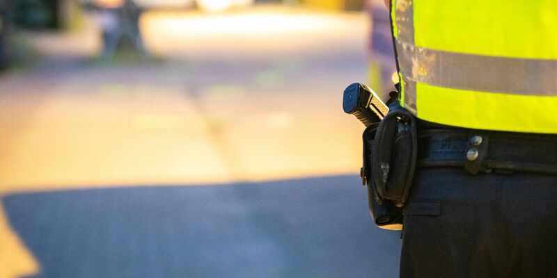 Die Polizei in Duisburg ermittelt nach tödlichen Polizeischüssen auf einen 26-Jährigen in Moers. Der Mann soll Polizisten mit Messern in den Händen angegriffen haben. - Foto: Benjamin Westhoff/dpa