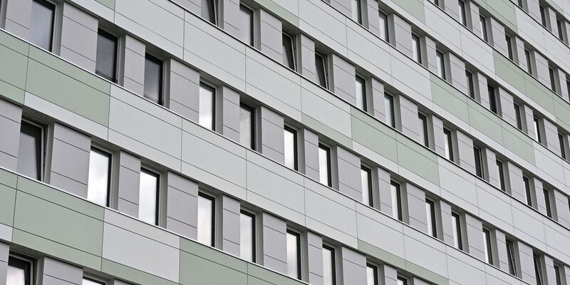 Studentenwohnheime dämpfen die Wohnkosten für Studierende. - Foto: Martin Schutt/dpa