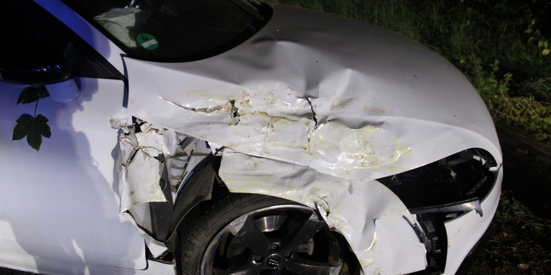 POL-RBK: Wermelskirchen - Audi kommt von der Fahrbahn ab und kollidiert mit einem Baum - Zwei Personen leicht verletzt - Foto: presseportal.de