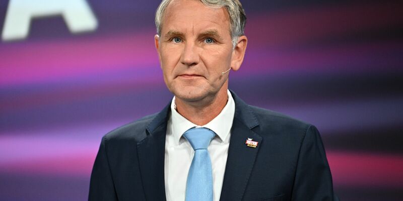 Thüringens AfD-Spitzenkandidat Björn Höcke hat nach Angaben seiner Partei gesundheitliche Probleme und nimmt deshalb nicht wie geplant an einer TV-Runde teil. (Archivbild) - Foto: Martin Schutt/dpa