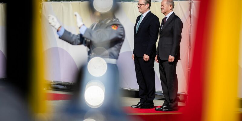 Die erste Reaktion des Kanzlers auf die Wahlen in Sachsen und Thüringen ist eine Mischung aus Enttäuschung und Erleichterung.  - Foto: Christoph Soeder/dpa