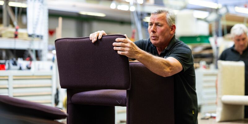 Die Umsätze der Möbelhersteller in Deutschland waren im ersten Halbjahr zehn Prozent niedriger als ein Jahr zuvor. - Foto: Guido Kirchner/dpa