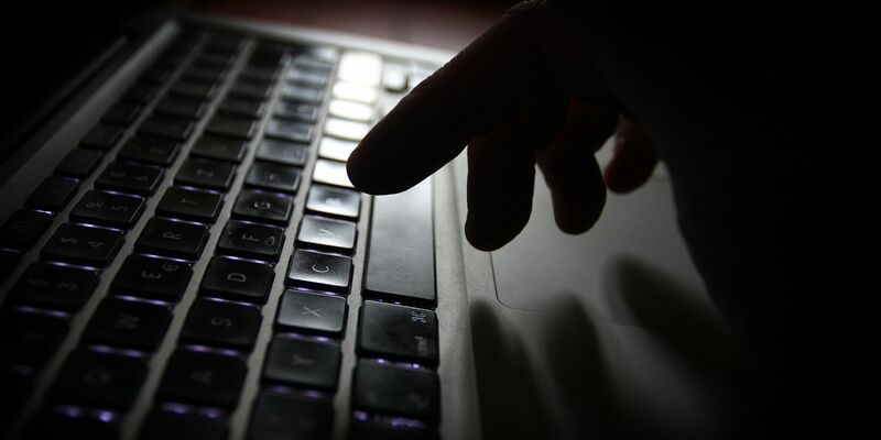 Kinder und Jugendliche sind den Gefahren im Internet oft schutzlos ausgeliefert. - Foto: Karl-Josef Hildenbrand/dpa