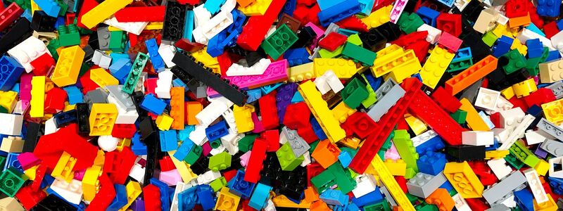 Das Geschäft mit den bunten Lego-Steinen läuft rund. - Foto: Steffen Trumpf/dpa