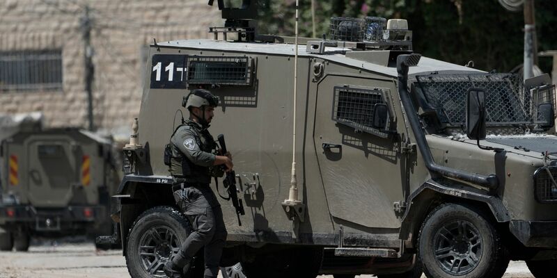 Bei einem israelischen Luftangriff auf die Stadt Dschenin im israelisch besetzten Westjordanland sind mindestens sechs Menschen getötet worden. - Foto: Majdi Mohammed/AP/dpa