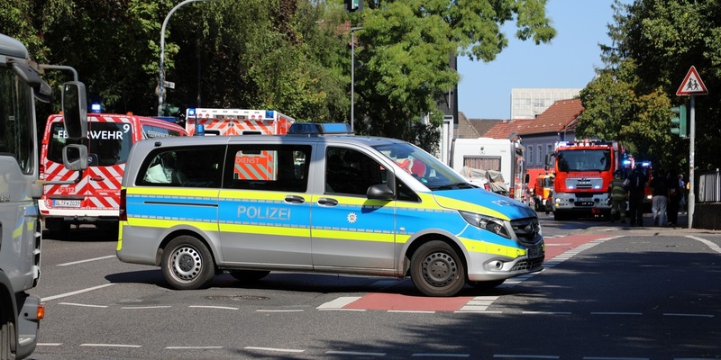 FW-GL: Gefahrstoffaustritt in Schule sorgt für Großeinsatz von Feuerwehr, Rettungsdienst und Polizei - Foto: presseportal.de