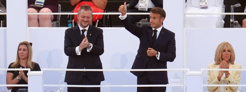 Andrew Parsons und Emmanuel Macron genießen die Show am Place de la Concorde. - Foto: Adam Davy/PA Wire/dpa