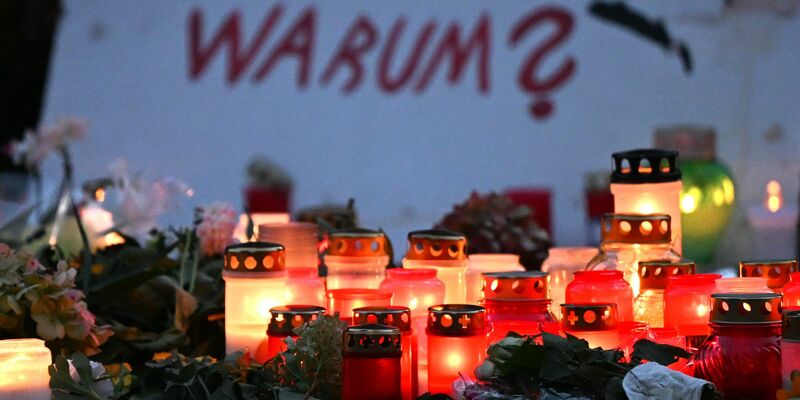 Am Freitagabend waren bei einem Stadtfest im nordrhein-westfälischen Solingen drei Menschen mit einem Messer getötet worden. Laut Experten beginnt eine Radikalisierung oft mit einer Lebenskrise.  - Foto: Federico Gambarini/dpa