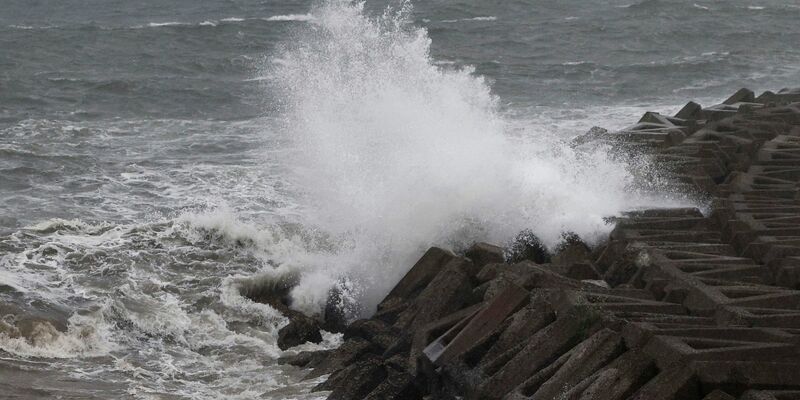 Behörden in Japan warnen die Bewohner vor den Gefahren durch den starken Taifun. - Foto: Hidetaka Komukai/Kyodo News/AP/dpa