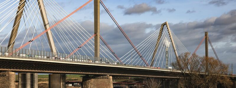 An der Brücke sind durch herabstürzende Teile ein  getötet und mehrere verletzt worden. (Archivbild) - Foto: Oliver Berg/dpa