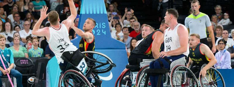 Friedhelm Julius Beucher (l), Präsident Deutscher Behindertensportverband DBS, und Bundespräsident Frank-Walter Steinmeier sahen sich die Auftakt-Niederlage der deutschen Rollstuhlbasketballer an. - Foto: Julian Stratenschulte/dpa