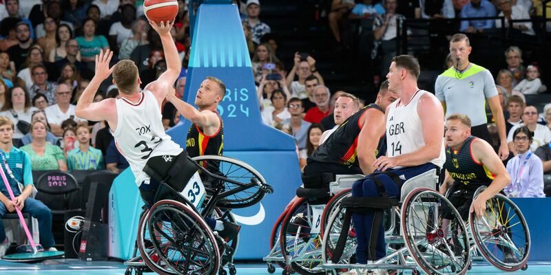 Friedhelm Julius Beucher (l), Präsident Deutscher Behindertensportverband DBS, und Bundespräsident Frank-Walter Steinmeier sahen sich die Auftakt-Niederlage der deutschen Rollstuhlbasketballer an. - Foto: Julian Stratenschulte/dpa