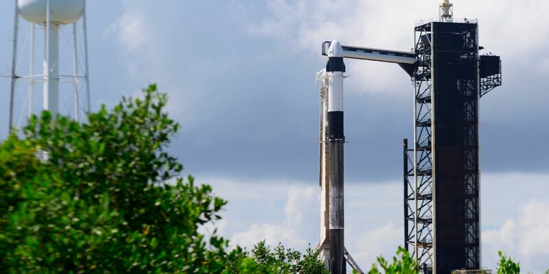 Booster geht bei der Landung in Flammen auf: Die «Falcon 9»-Rakete von SpaceX - Foto: Charles Briggs/ZUMA Press Wire/dpa