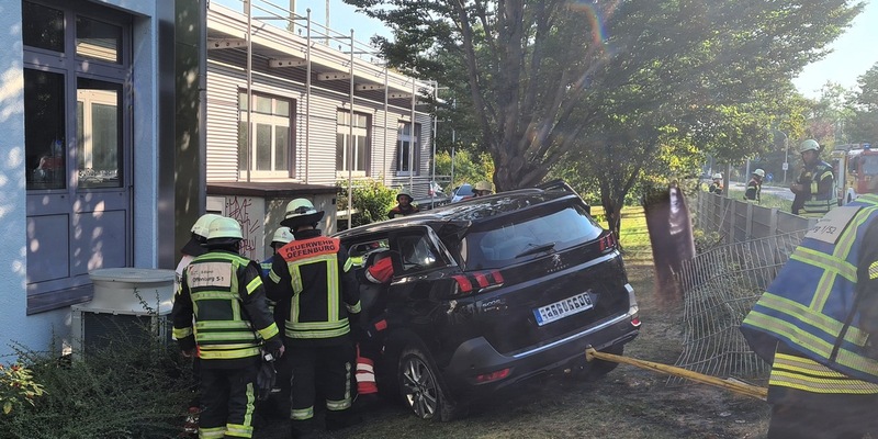 FW-OG: PKW kommt von Fahrbahn ab - Foto: presseportal.de
