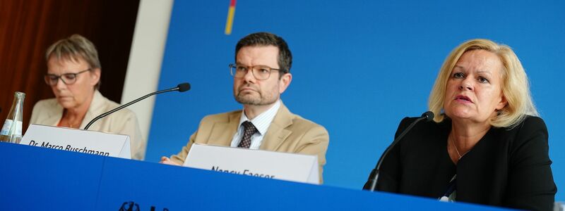 Kurz nach dem Anschlag von Solingen stellten Bundesjustizminister Marco Buschmann (FDP) und Bundesinnenministerin Nancy Faeser (SPD) den Entwurf eines Sicherheitspakets vor - jetzt liegt das Paket als Gesetzentwurf vor. - Foto: Kay Nietfeld/dpa