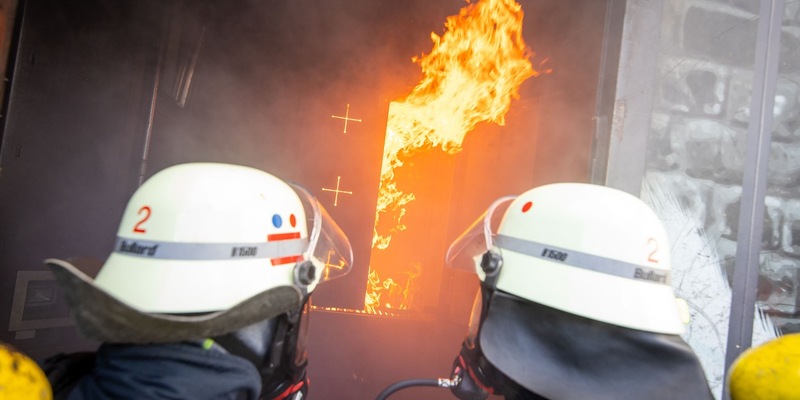 FW Rheingau-Taunus: 348 Feuerwehrleute im echten Feuer ausgebildet - Foto: presseportal.de