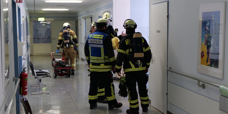 FW-DO: ABC-Einsatz im Klinikum - Defekter Kühlschrank sorgt für Stationsräumung - Foto: presseportal.de