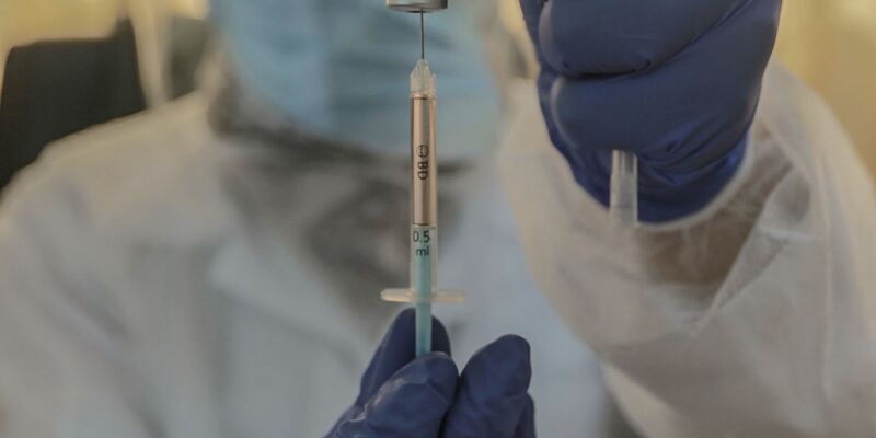 Die Behörden wollen mehr als 90 Prozent der Kinder unter 10 Jahren erreichen (Archivbild) - Foto: Mohammed Talatene/dpa