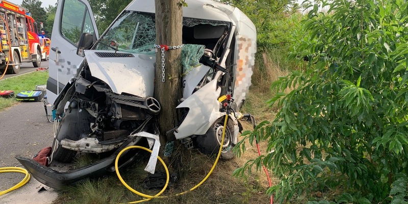FW Hünxe: Eingeklemmte Person nach Verkehrsunfall - Paralleleinsatz während der technischen Rettung - Foto: presseportal.de