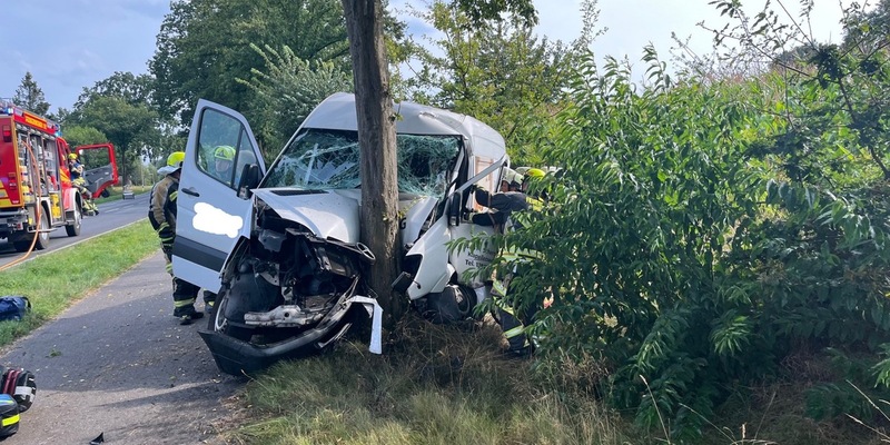 POL-WES: Hünxe - 61-jähriger Autofahrer prallte frontal gegen Baum - Foto: presseportal.de