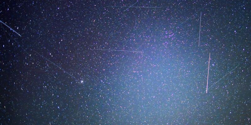 Illustration: Satelliten und andere Objekte sind als Leuchtspuren am Nachthimmel über Ostbrandenburg zu sehen (Aufnahme mit 20 Sekunden Belichtungszeit, daher sind die sich bewegenden Objekte als Linien zu erkennen). - Foto: Patrick Pleul/dpa