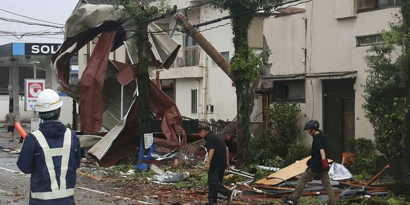 Der Taifun verursachte Schäden durch starken Regen und Sturmböen. - Foto: ---/Kyodo News/AP/dpa