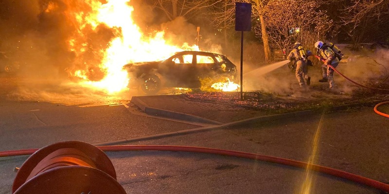 FW Dresden: PKW-Brand und Verkehrsunfall - Foto: presseportal.de