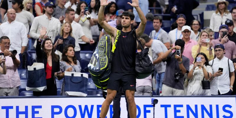 Vor kurzer Zeit dachte Botic van de Zandschulp noch ans Aufhören und feiert nun den größten Sieg seiner Karriere. - Foto: Matt Rourke/AP
