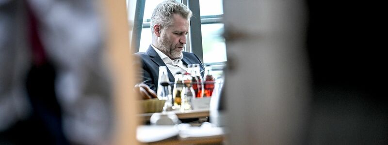 Dem umstrittenen AfD-Politiker Maximilian Krah droht im skurrilen Champagner-Streit mit dem TV-Moderator Jan Böhmermann eine Niederlage. (Archivbild) - Foto: Britta Pedersen/dpa