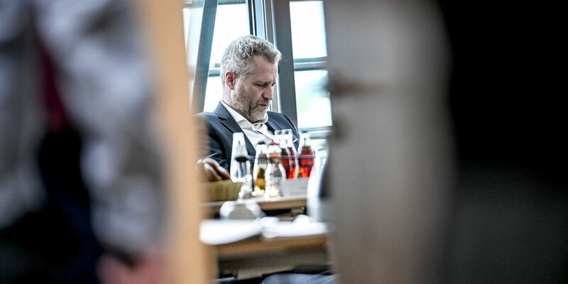 Die Ermittlungen gegen Bystron sich derzeit ausgesetzt. - Foto: Britta Pedersen/dpa