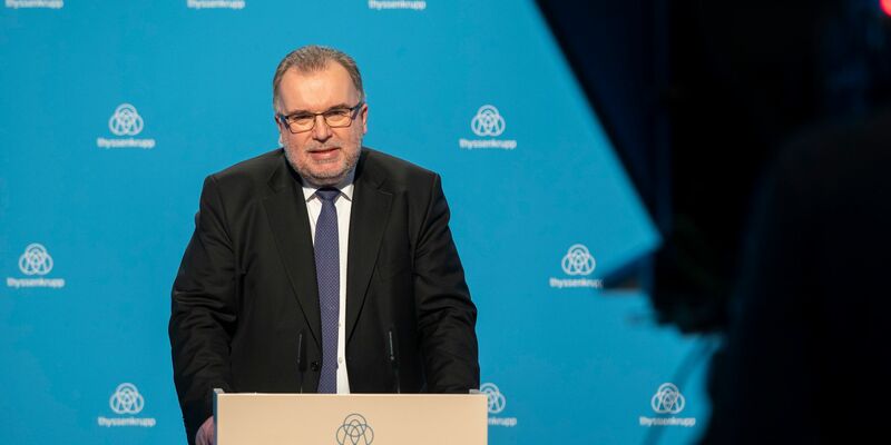 Nach dem Rücktritt von drei Stahlvorständen hat Thyssenkrupp-Chefaufseher Russwurm massive Kritik an den ausgeschiedenen Managern geübt. - Foto: Thyssenkrupp/dpa