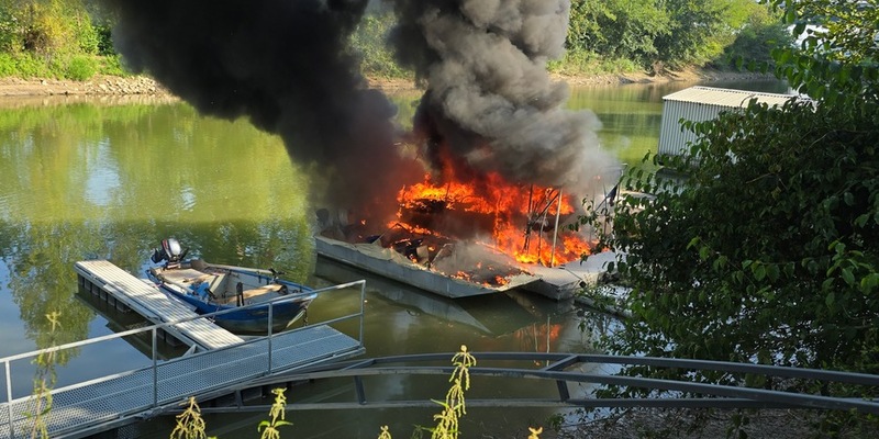 PP-ELT: Bootsbrand im Hafen Germersheim - Foto: presseportal.de