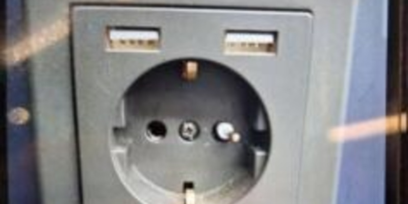 BPOL-FL: NMS - Bundespolizei stellt Unregelmäßigkeiten an Steckdosen in Zügen fest - Foto: presseportal.de