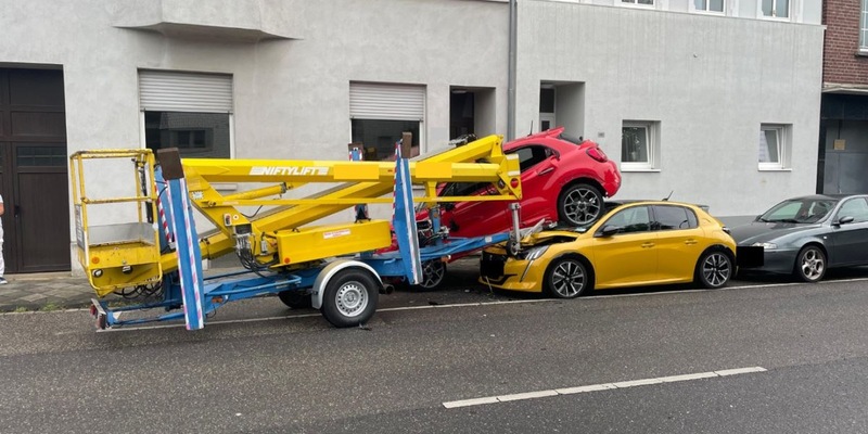 POL-MG: Anhänger löst sich von Kupplung und prallt gegen geparkte Autos - Foto: presseportal.de