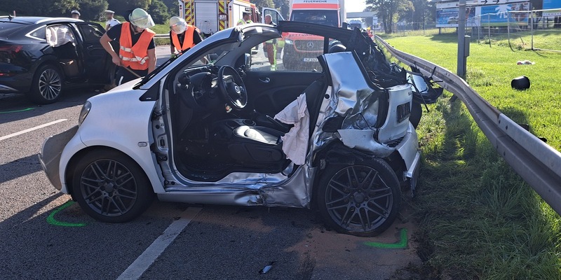 FW-M: Folgenschwerer Verkehrsunfall (Milbertshofen) - Foto: presseportal.de