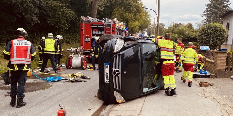 FW-DO: PKW touchiert Baum und bleibt auf der Seite liegen - Fahrerin im Fahrzeug eingeschlossen - Foto: presseportal.de