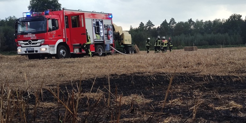 FW Celle: Brennt Quarderballenpresse in Altenhagen - Foto: presseportal.de